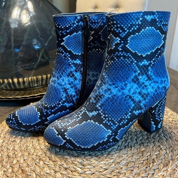 New Blue Snake Print Booties - Size 5 - Picture 1 of 9